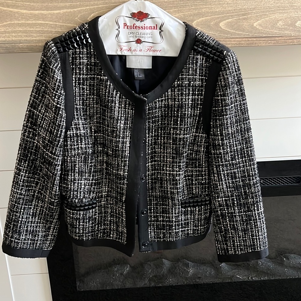 Women’s collarless blazer